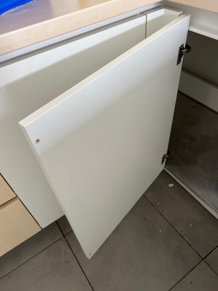 La même porte, nettoyée et redevenue blanche