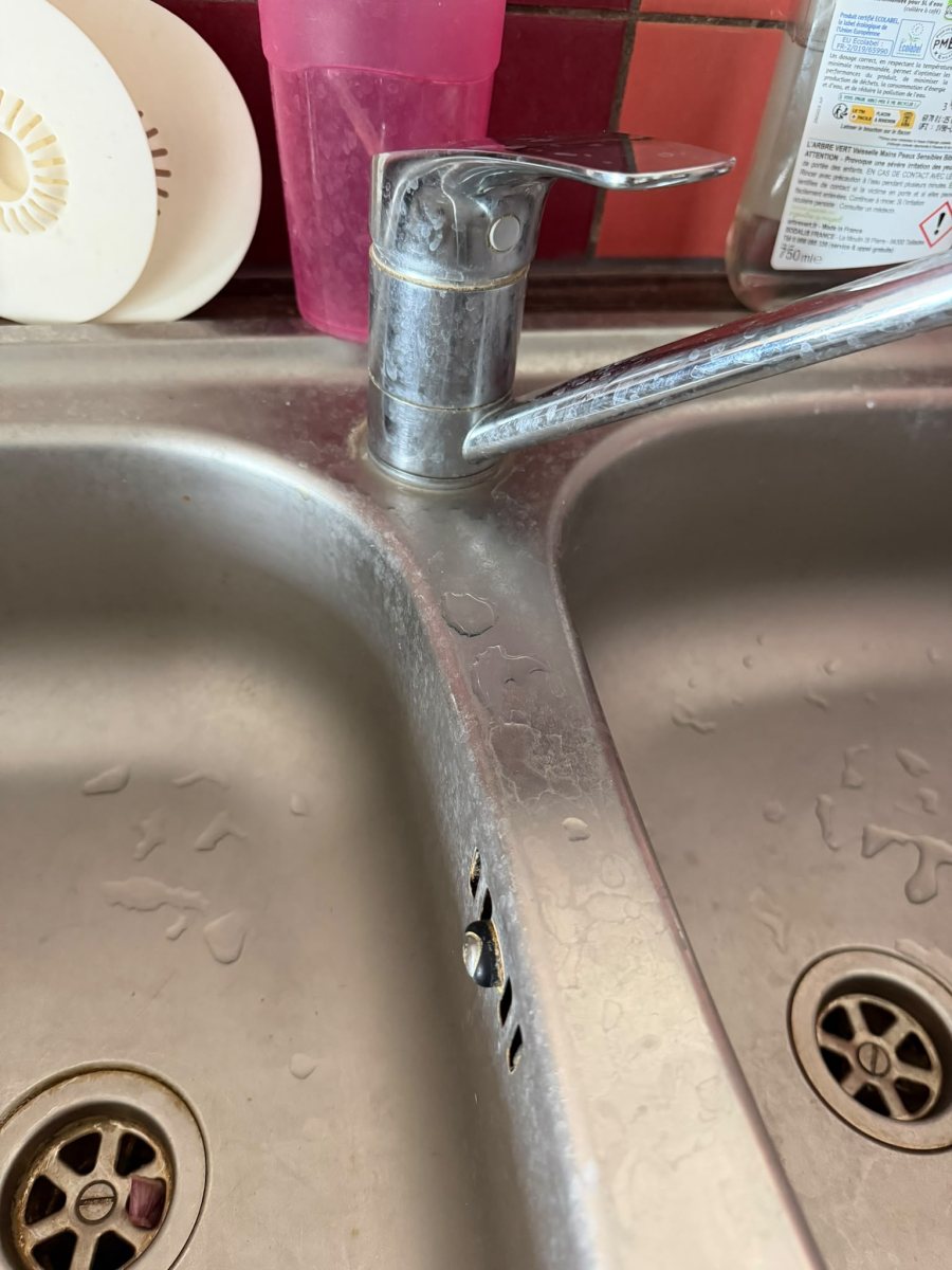 Évier en inox terni par le calcaire avant intervention