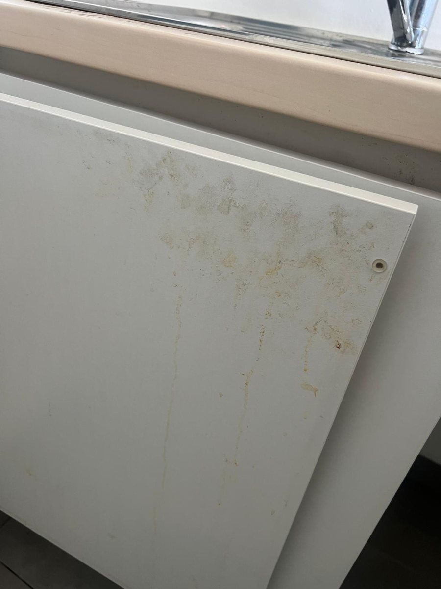Porte de meuble de cuisine marquée de coulures avant intervention